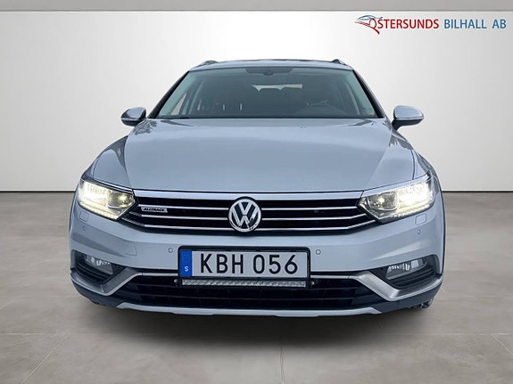 Volkswagen Passat Alltrack 2 of 5