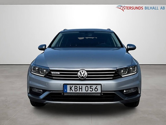 Volkswagen Passat Alltrack 2 of 5