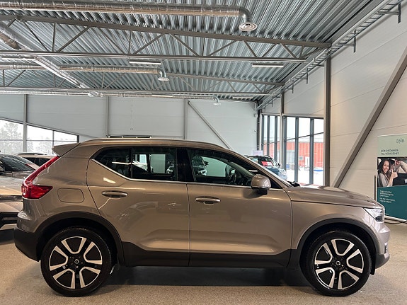 Volvo XC40 2 of 5