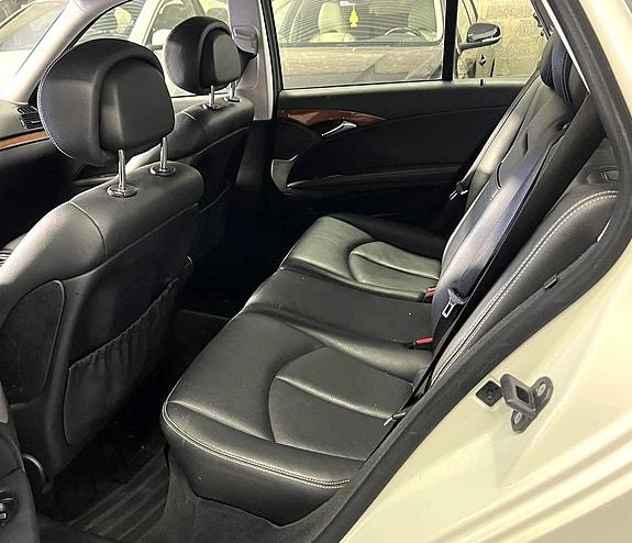 Mercedes-Benz E200 15 of 23