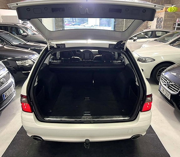 Mercedes-Benz E200 19 of 23