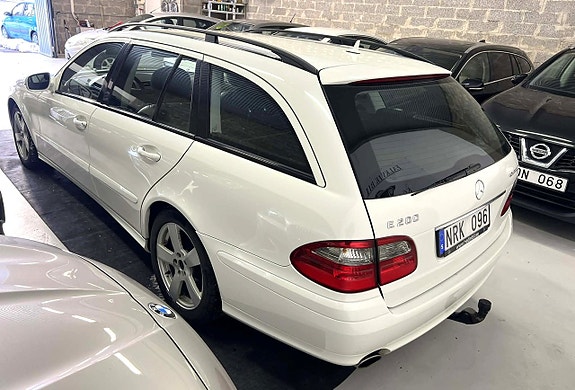 Mercedes-Benz E200 4 of 5