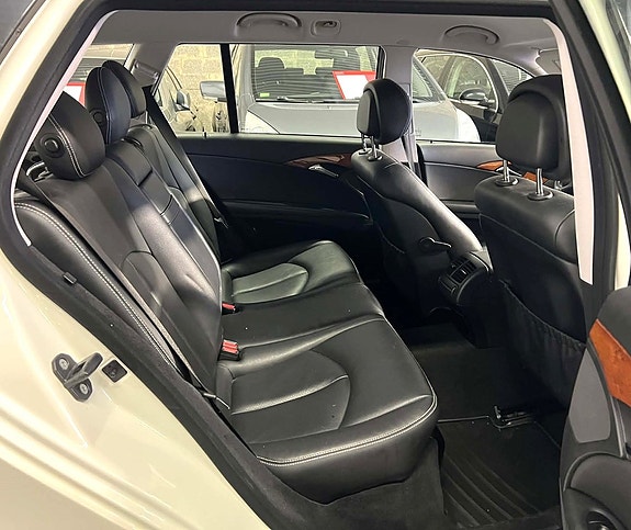 Mercedes-Benz E200 7 of 23