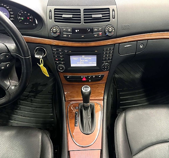 Mercedes-Benz E200 20 of 23
