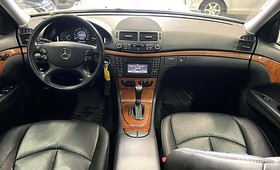 Mercedes-Benz E200 14 of 23