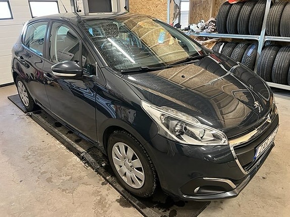 Peugeot 208 2 of 12