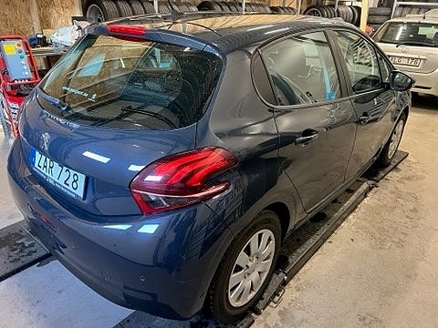 Peugeot 208 3 of 12