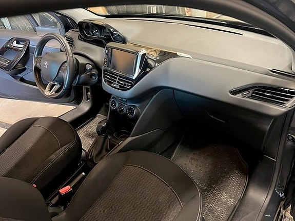 Peugeot 208 8 of 12