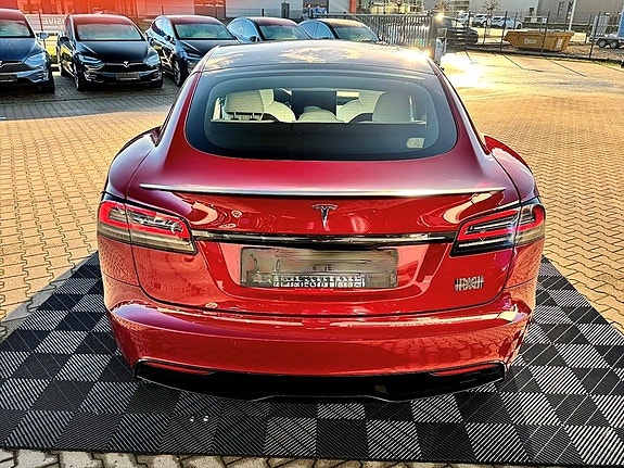 Tesla Model S 8 of 16