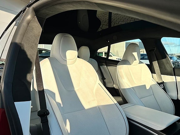 Tesla Model S 11 of 16