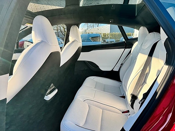 Tesla Model S 14 of 16