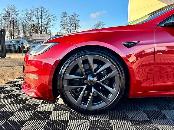 Tesla Model S 2 of 5