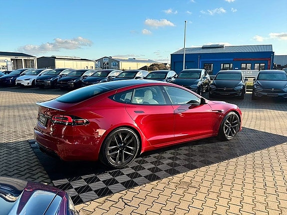 Tesla Model S 4 of 5