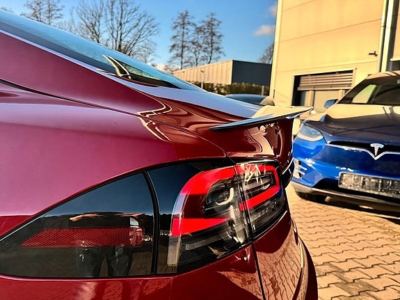 Tesla Model S 3 of 5