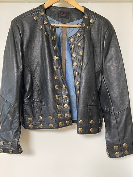 SAKI svart skinnjacka med nitar och metallknappar – kraglös, stl M/L