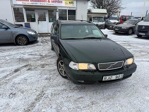 Volvo V70 2 of 5
