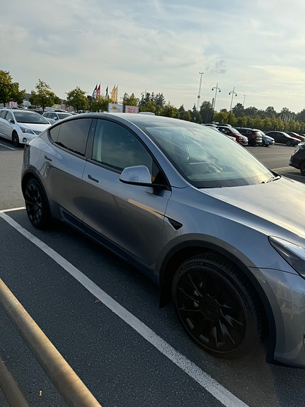 Tesla Model Y 5 of 7