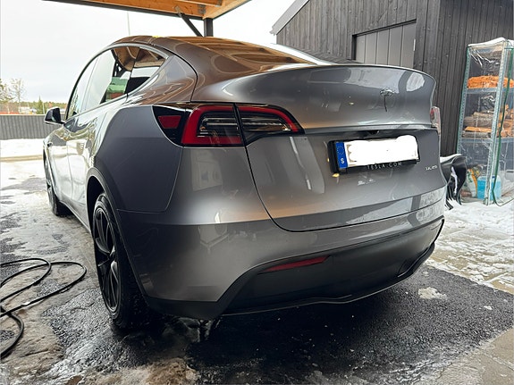 Tesla Model Y 4 of 7