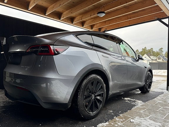 Tesla Model Y 2 of 7
