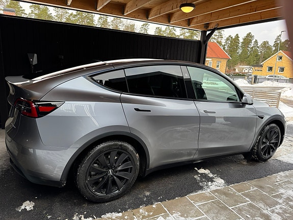 Tesla Model Y 3 of 7