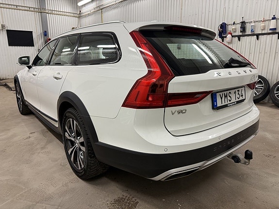 Volvo V90 Cross Country 2 of 5