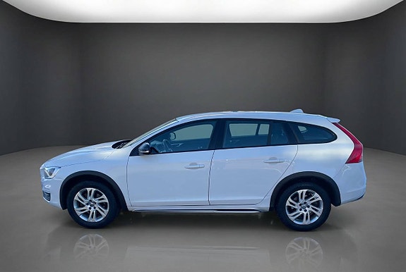 Volvo V60 Cross Country 2 of 5
