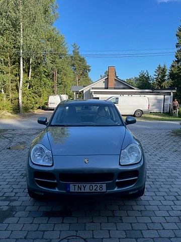 Porsche Cayenne S 3 of 7