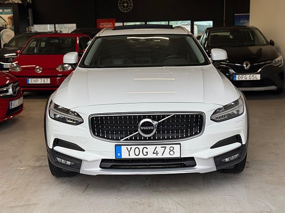 Volvo V90 Cross Country 2 of 5