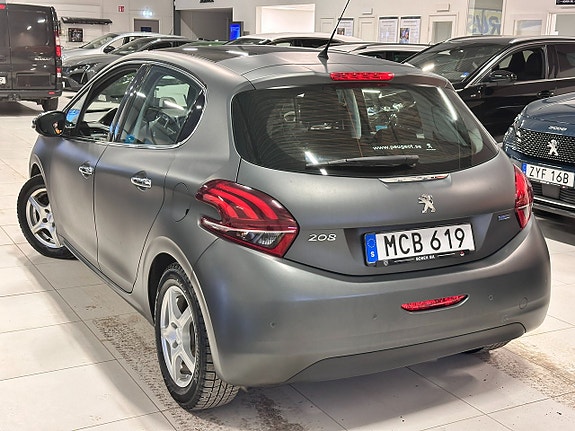 Peugeot 208 2 of 5