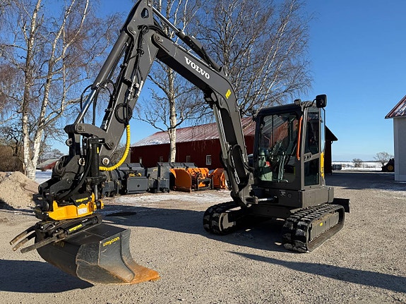 VOLVO ECR58F (2025) — som ny, bara 189 h — komplett rototilt