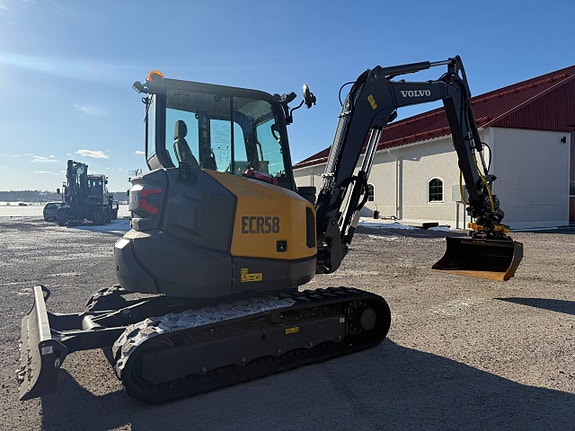 VOLVO ECR58F (2025) — som ny, bara 189 h — komplett rototilt 3 of 12