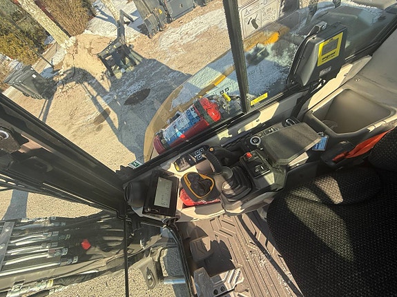 VOLVO ECR58F (2025) — som ny, bara 189 h — komplett rototilt 9 of 12