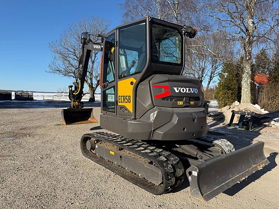 VOLVO ECR58F (2025) — som ny, bara 189 h — komplett rototilt 2 of 12