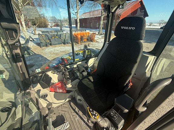 VOLVO ECR58F (2025) — som ny, bara 189 h — komplett rototilt 8 of 12