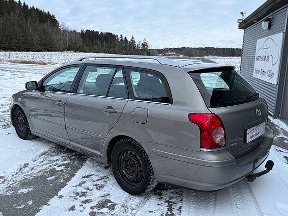 Toyota Avensis 4 of 5