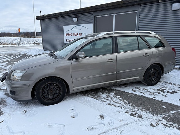 Toyota Avensis 2 of 5