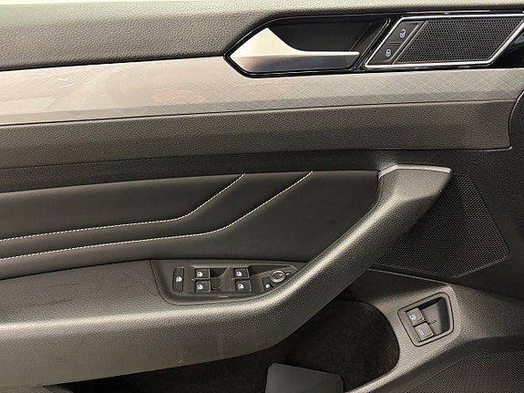 Volkswagen Passat 23 of 25
