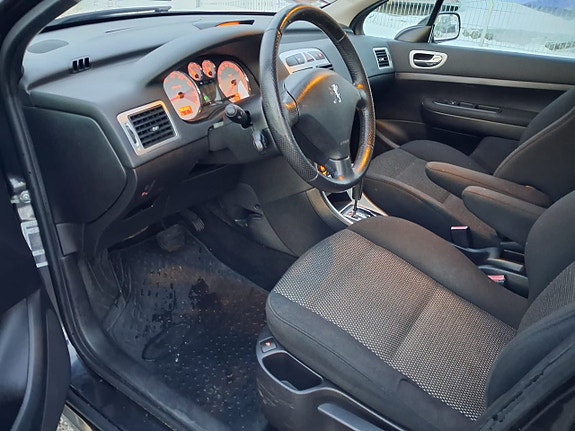Peugeot 307 SW 13 of 14