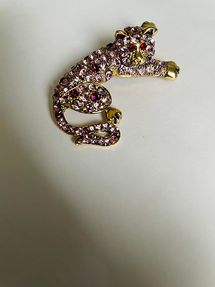 Vintage Panter brosch i rosa strass på gul metall.