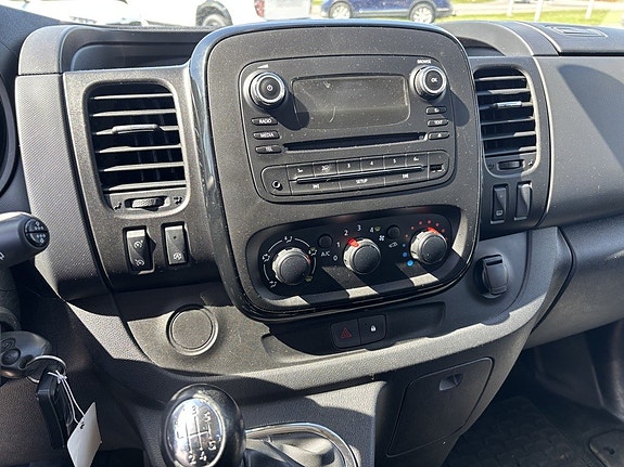 Opel Vivaro 13 of 13