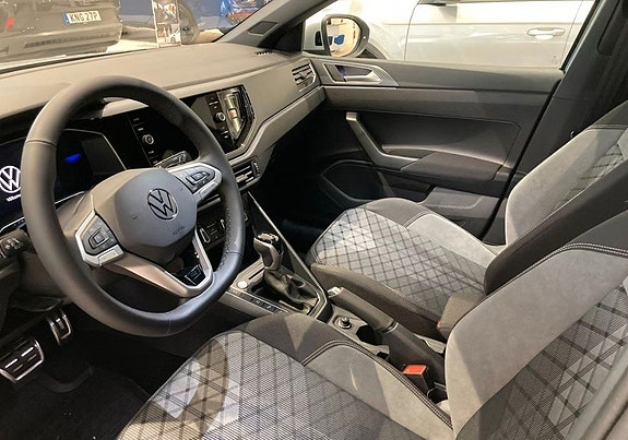 Volkswagen Taigo 3 of 6