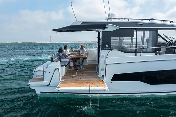 Jeanneau Merry Fisher 1295 Coupe, 3x Yamaha F300 + Joystick 3 of 12