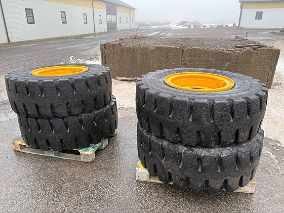 4 st punkteringsfria däck med fälg till Volvo L60H