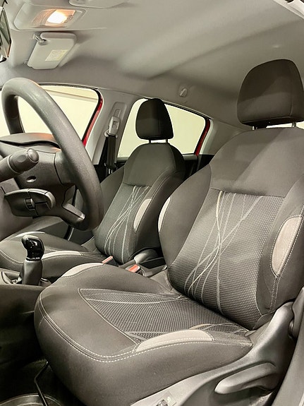 Peugeot 208 18 of 23