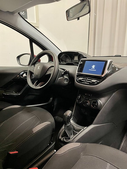 Peugeot 208 15 of 23