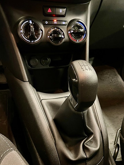Peugeot 208 13 of 23