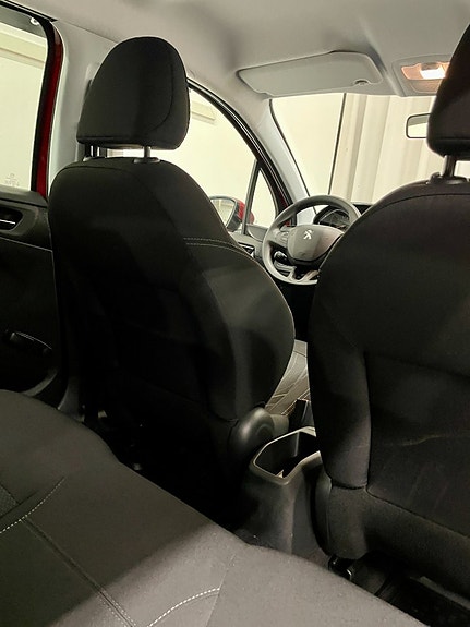 Peugeot 208 19 of 23