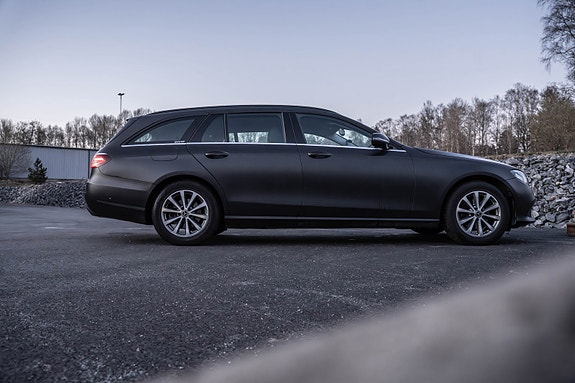 Mercedes-Benz E220 2 of 9