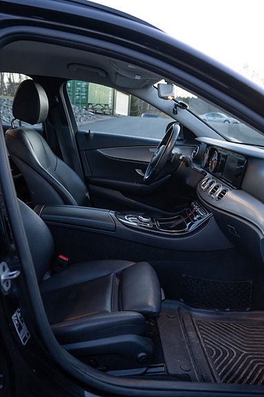 Mercedes-Benz E220 5 of 9