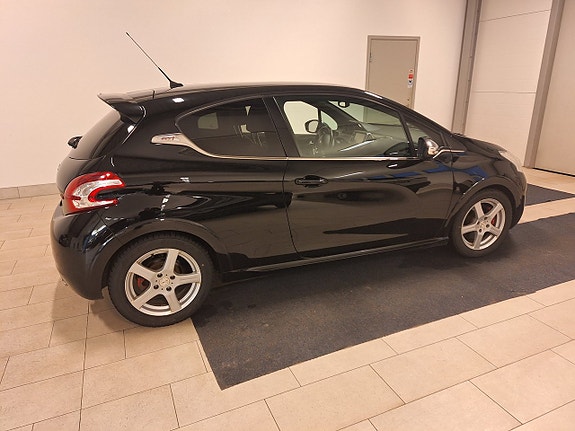 Peugeot 208 2 of 5